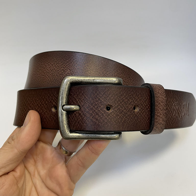 Luxusní kožený pásek s monogramem