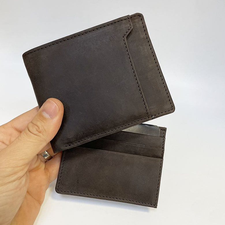 Tmavě hnědá kožená peněženka s monogramem a blokem na karty 2v1