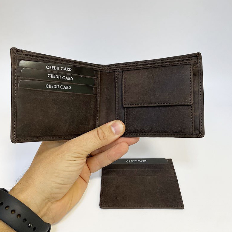 Tmavě hnědá kožená peněženka s monogramem a blokem na karty 2v1