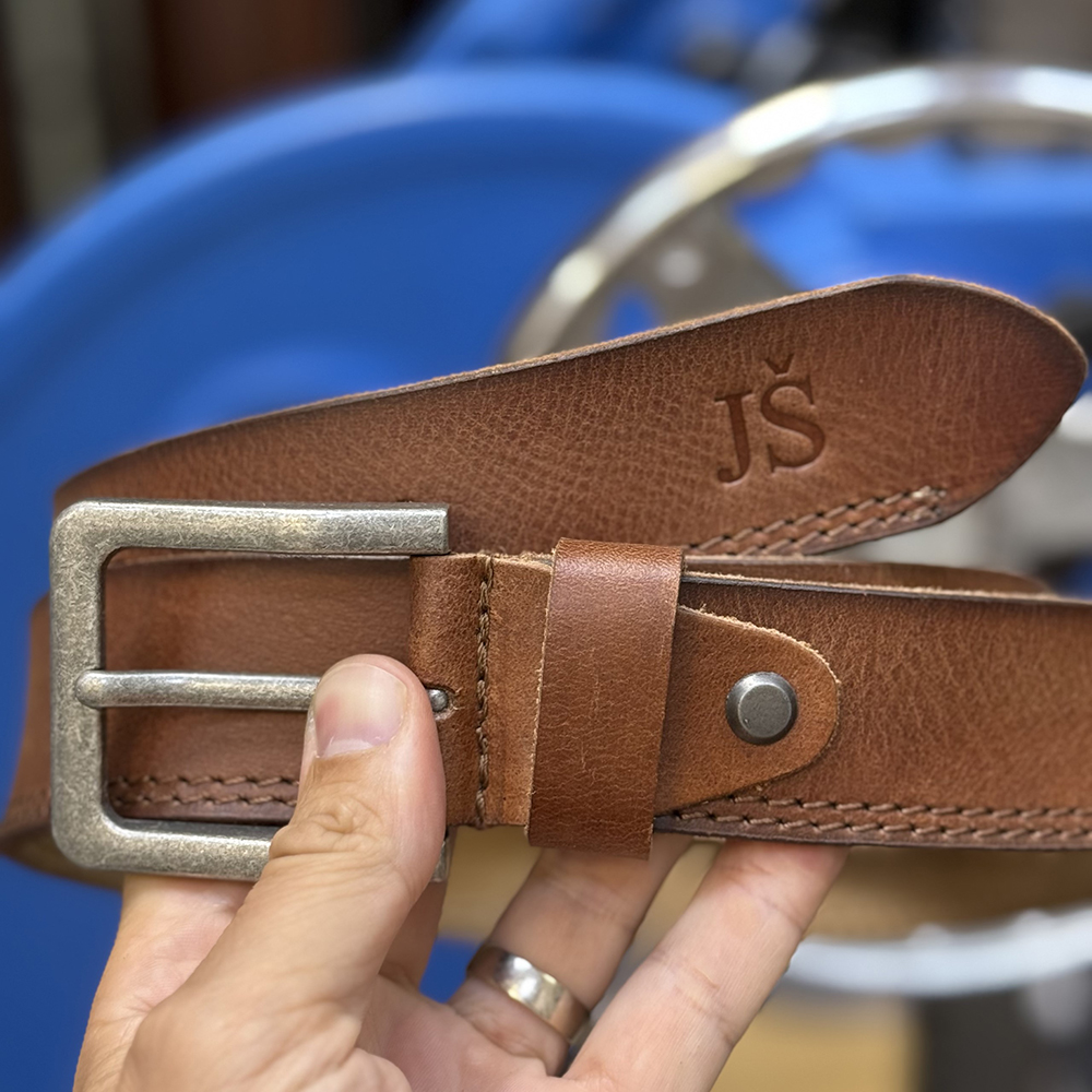 kozeny-pasek-s-monogramem