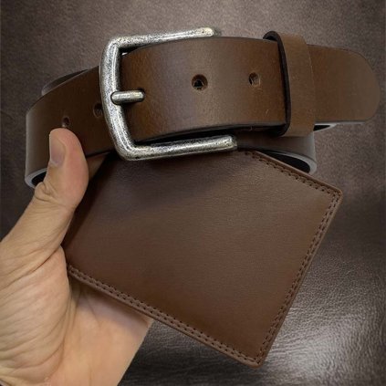 Pánský kožený tmavě hnědý set NAPPA BEORIGINAL Leather kožená peněženka a kožený pásek s monogramem (ražba)