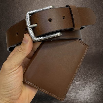 Pánský kožený tmavě hnědý set NAPPA BEORIGINAL Leather kožená peněženka a kožený pásek s monogramem (ražba)