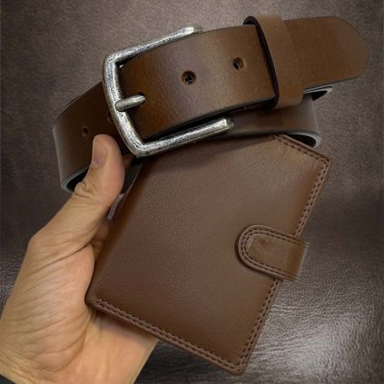 Pánský kožený tmavě hnědý set NAPPA BEORIGINAL Leather kožená peněženka a kožený pásek s monogramem (ražba)