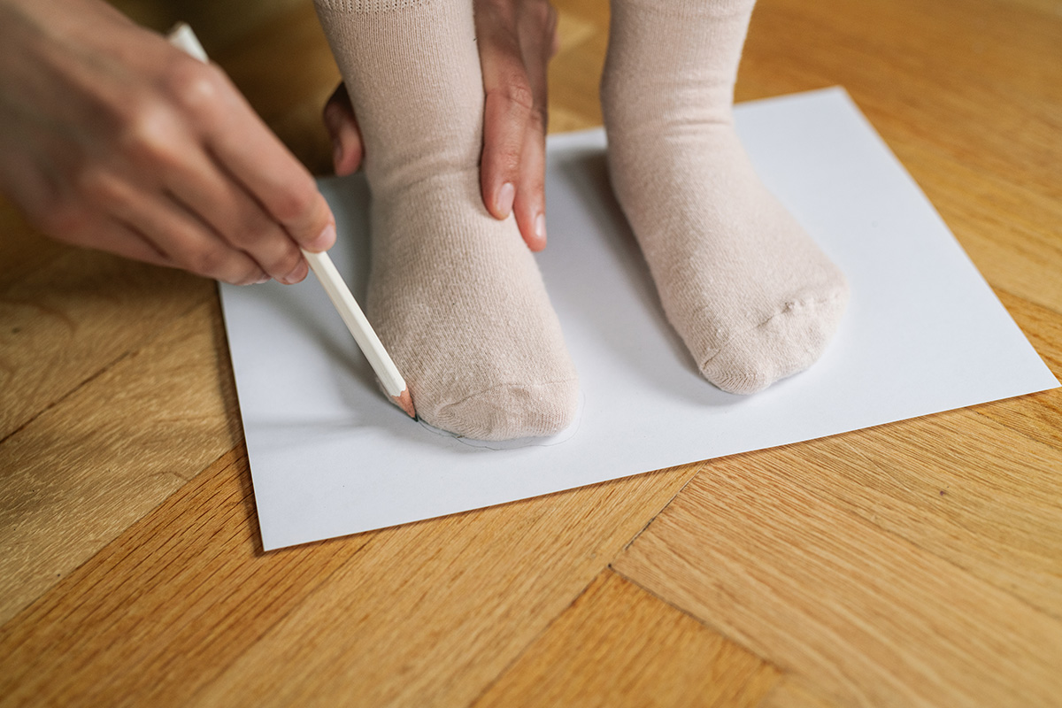 meranie detskej nôžky pomocou obkreslovania na papier