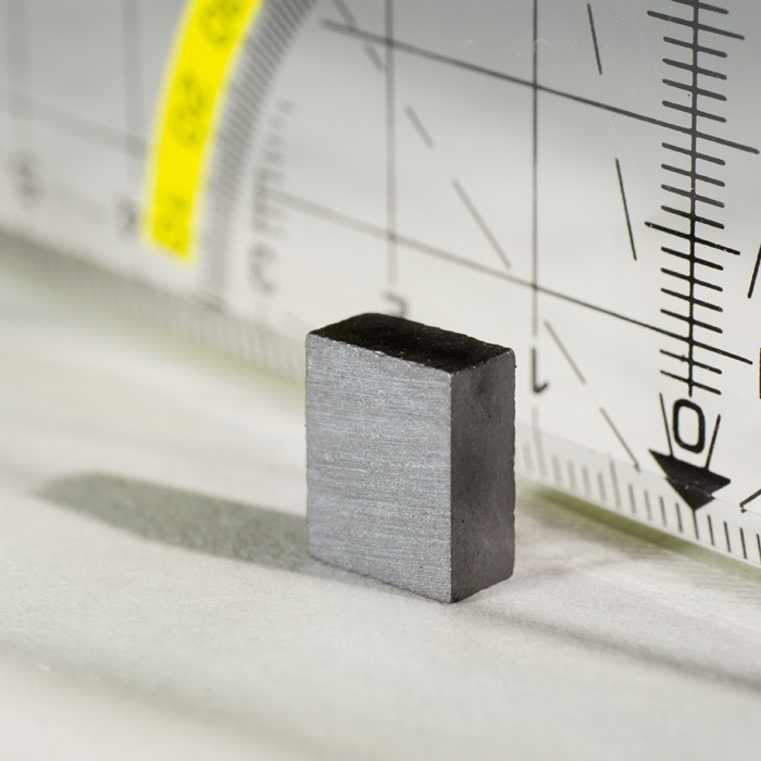 feritovy-magnet-hranol-11x8-7x4-6_1