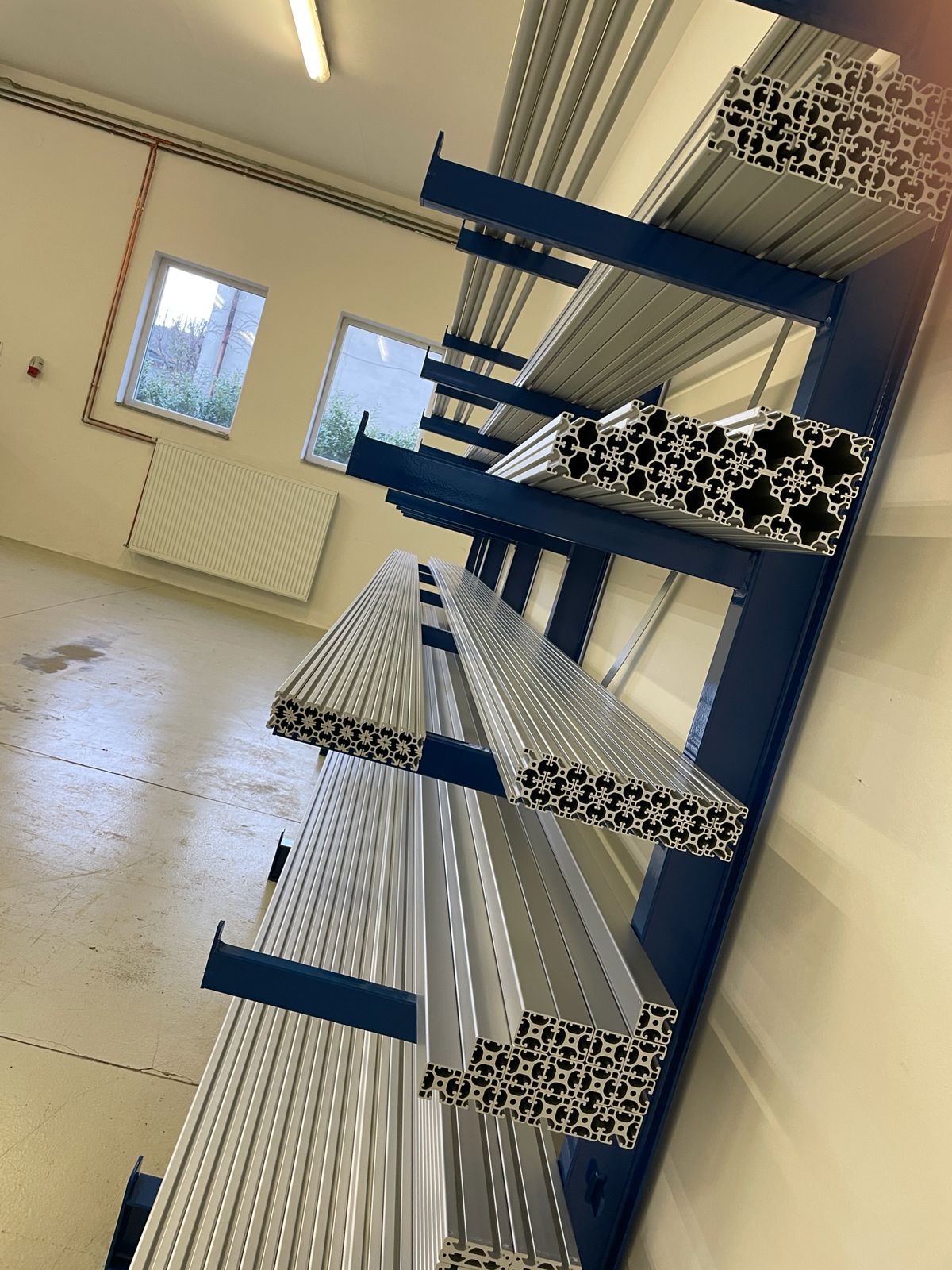 MiroTechMont – odborníci na hliníkové profily a montážní služby