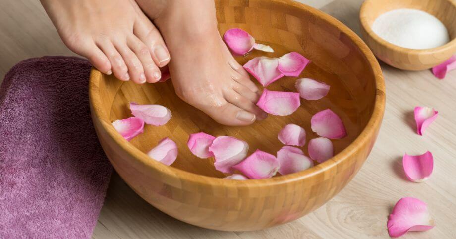 Jak na domácí pedikúru a popraskané paty