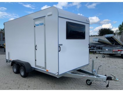 príves skriňový Tomplan TFS 420T.01 2700kg náj. rampa, okno, dvere 10" kolesá