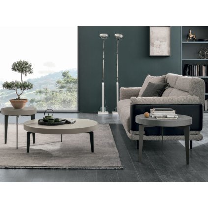 Konferenčný stolík ATOLLO. zľava: Ø 45 x v. 47 cm, top: ARENA/podnož: ANTRACITE 160, Ø100 x v. 32 cm, top: PLATINO 162/podnož: ANTRACITE 160 Ø 60 x v. 47 cm, top: PIASENTINA SCURA/podnož: ANTRACITE 160