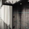 Detail kovania nábytku z kolekcie KRYSTAL. Ónyxové lesklé pánty s mäkkým zatváraním, ktoré môže byť deaktivované, podľa uváženia klienta, tak, aby bolo dosiahnuté požadované tempo zatvárania.
