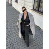 Sivé oversize sako v elegantnom strihu, moderný mestský outfit.