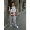 sivé elegantné široké nohavice na žene v mestskom outfite