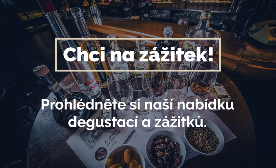 detailní záběr degustačního setu s různými destiláty, skleničkami a pochutinami