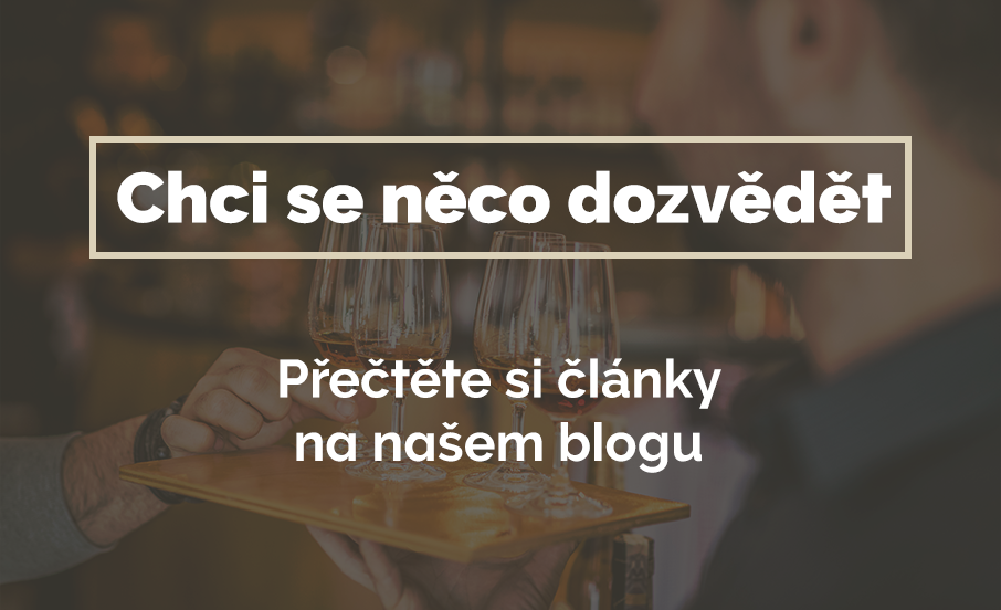 detailní záběr na muže držícího plato s panáky, nabízející lidem na degustaci