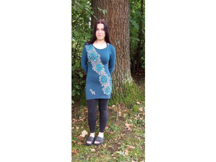 Triko šatové s dlouhým rukávem tmavé tyrkysové s motivem ornamentové šerpy