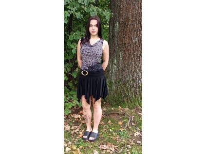 Černé elegantní šaty se sponou s bílým dekorem arabesek