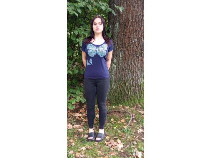 Tmavě modré tričko s motivem motýlů