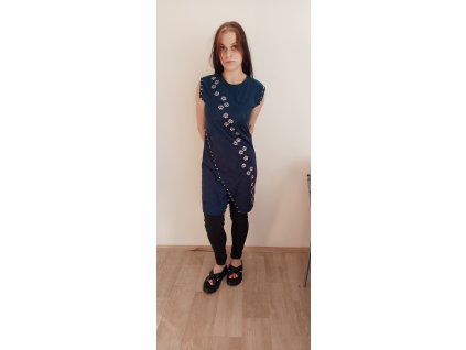 Modré šaty bez rukávu semišové s kovovými pyramidkamy , velikost M dekor růžové tlapičky