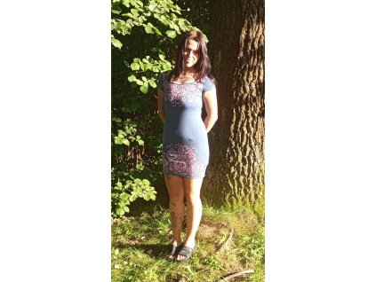 Modré šaty s krátkým rukávem s arabeskami