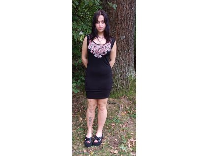 Černé pohodlné šaty s dekorem bílo - červených arabesek