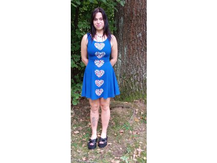 Modré krátké šaty s dekorem bílo- červených srdíček