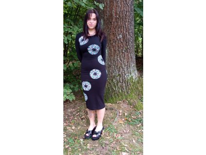 Černé dlouhé elegantní teplé šaty s bílo-barevným moderním motivem