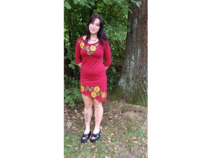 Červené pohodlné šaty s motivem slunečnic