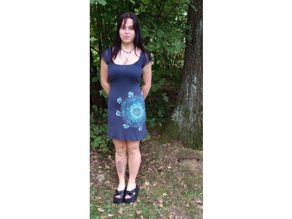 Šedomodré šaty s květinovou mandalou v modrobílých odstínech