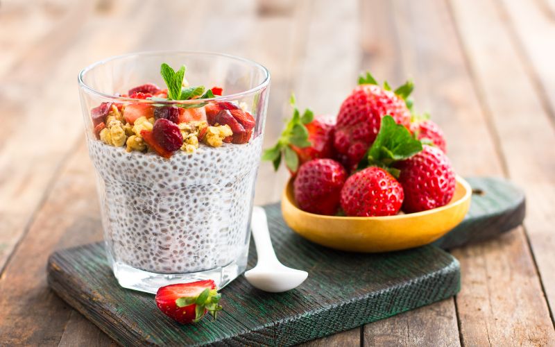 Biely jogurt s chia semienkami a ovocím