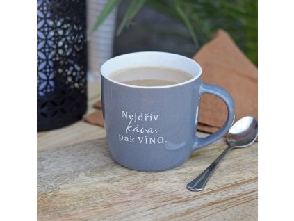 Porcelánový šedý hrnek - Nejdřív káva, pak víno.