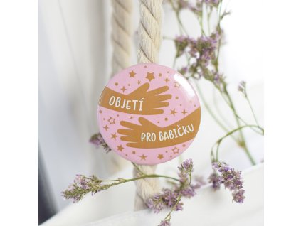 Připínáček - Objetí pro babičku