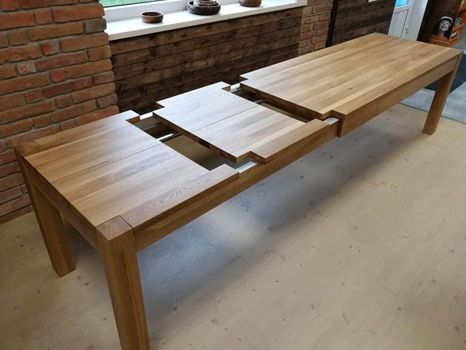 Veľký rozkladací jedálenský stôl