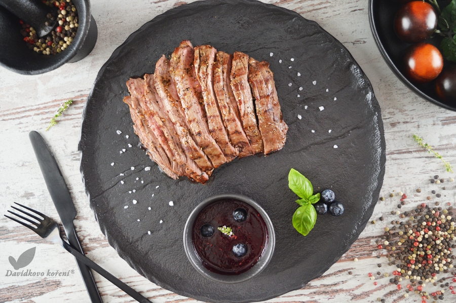 Flank steak na barevném pepři s borůvkovou omáčkou