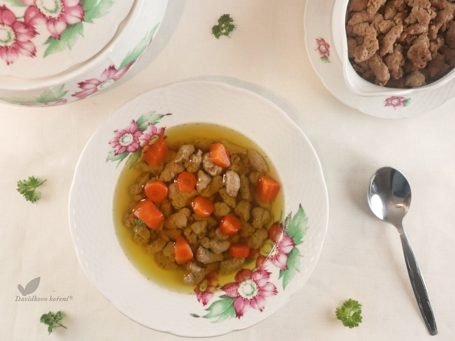 Silný hovězí vývar s játrovými knedlíčky