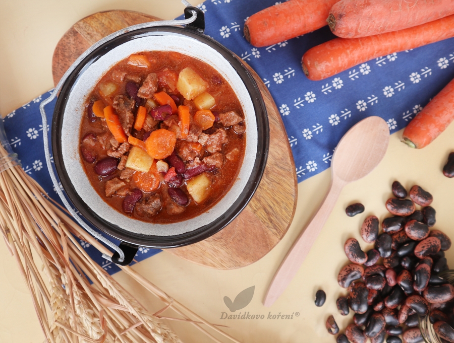 Dušené hovězí se zeleninou a fazolemi