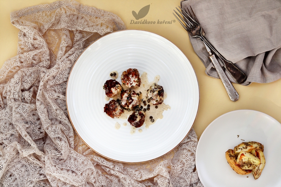 Masové chilli kuličky s omáčkou ze zeleného pepře