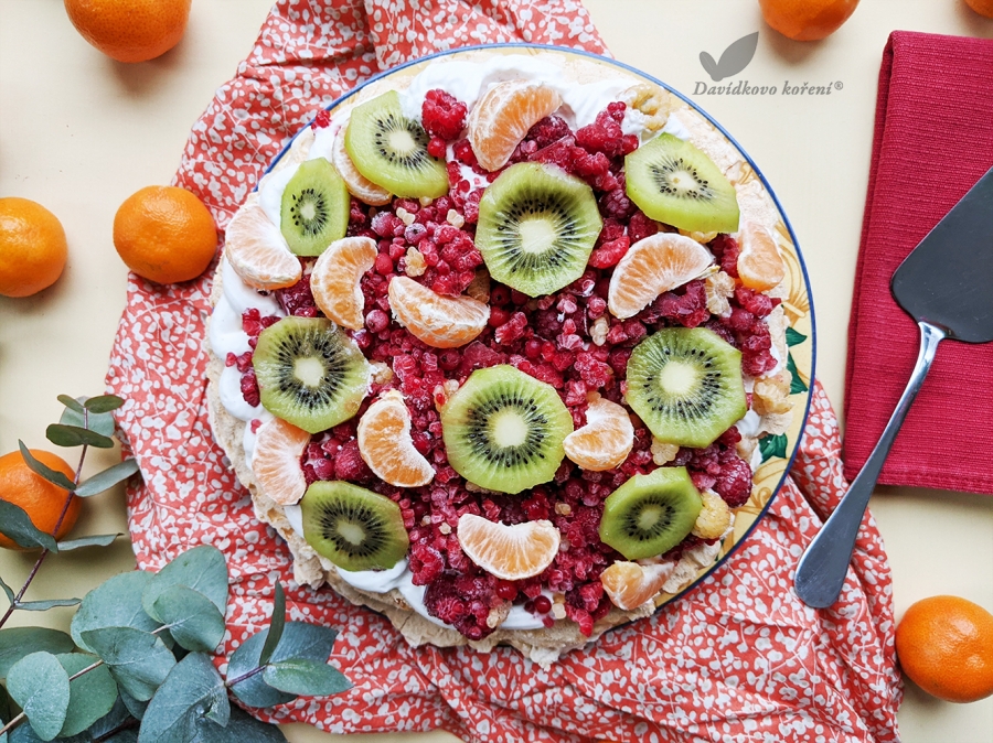 Pavlova se svěžím ovocem