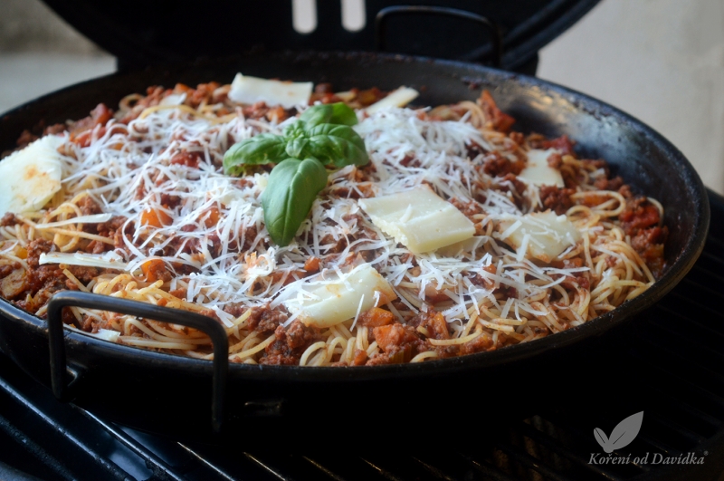 Z grilovací pánve: Boloňské špagety