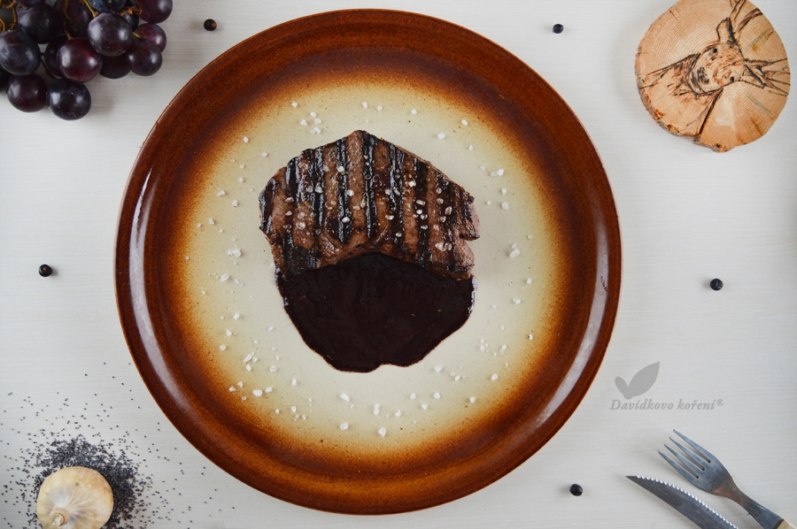 Jelení steak s  makovo-vinnou omáčkou s jalovcem