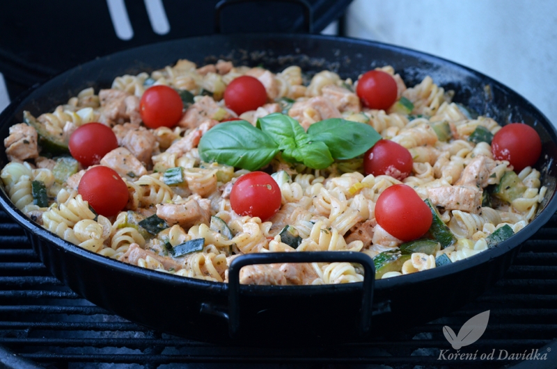 Z grilovací pánve: Těstoviny s krůtím masem a zeleninou