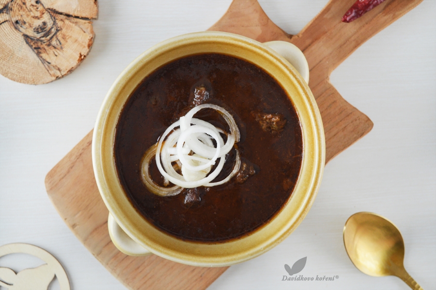 Jelení guláš s červeným vínem