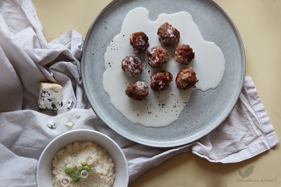 Masové kuličky v sýrové omáčce s celerovým pyré