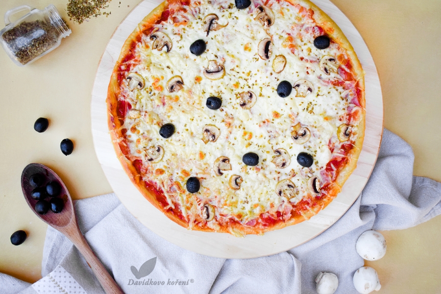  Domácí pizza se šunkou a žampiony