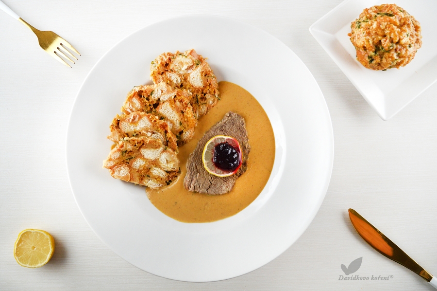 Moderní svíčková na smetaně s domácím knedlíkem z arašídových křupek