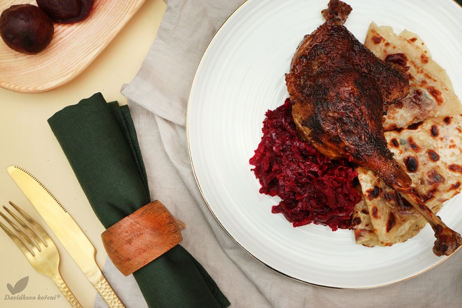 Svatomartinská pečená husa se zelím z červené řepy a domácími lokšemi