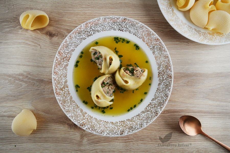 Telecí vývar s italskými conchiglioni plněnými masem