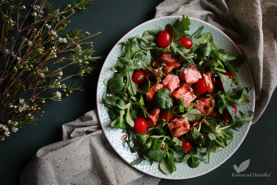 Salát s lososem a medovým dresingem