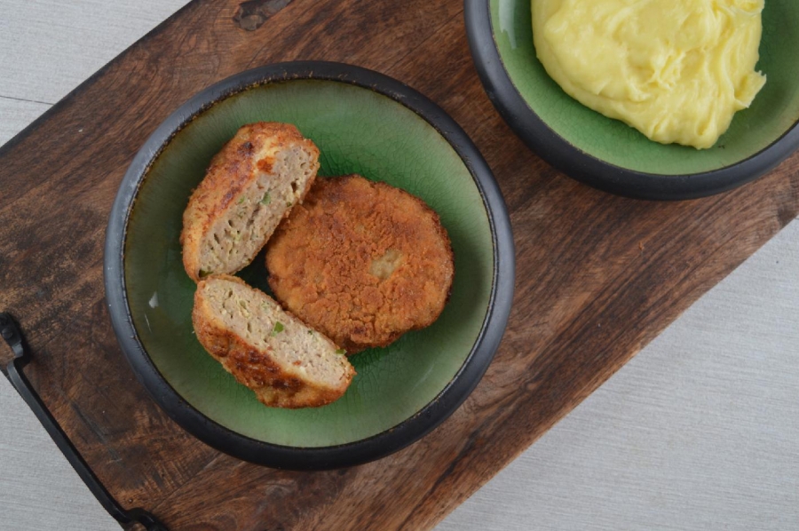 Sekaný řízek s arašídovými křupkami a sýrem 