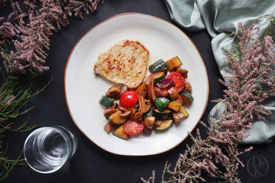 Grilovaná kotleta s restovanou zeleninou a bylinkovým máslem