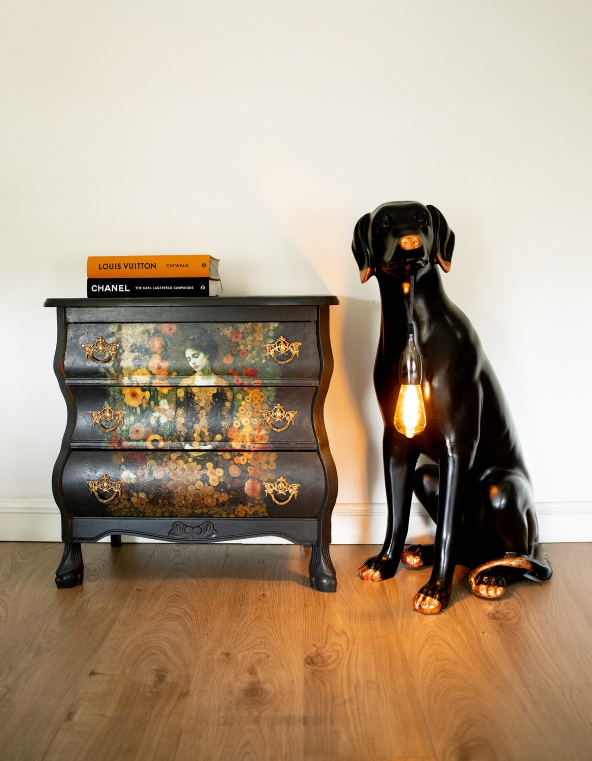 Designová lampa ve tvaru psa v moderním interiéru